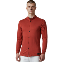 Elegantes italienisches Herren-Langarmshirt in Coccio-Rot mit Stehkragen, schmaler Knopfleiste und schlanker Passform – Vorderansicht.