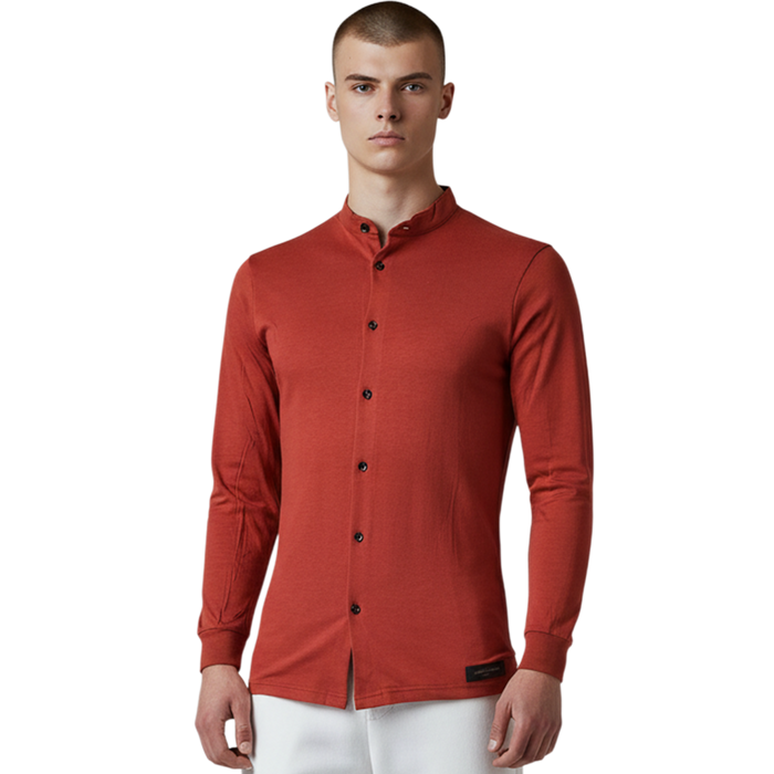 Elegantes italienisches Herren-Langarmshirt in Coccio-Rot mit Stehkragen, schmaler Knopfleiste und schlanker Passform – Vorderansicht.
