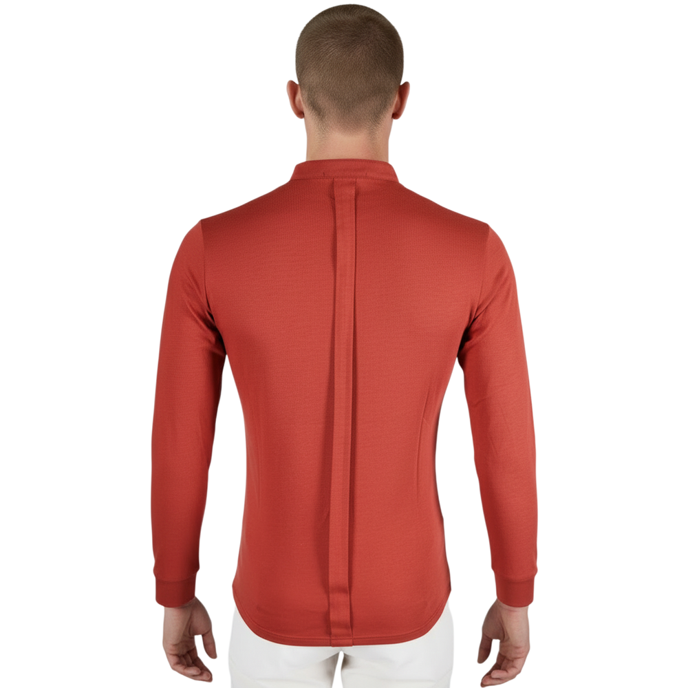 Elegantes italienisches Herren-Langarmshirt in Coccio-Rot mit Stehkragen und körpernaher Silhouette – Rückansicht.