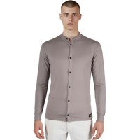 Italienisches, elastisches Herren-Langarmshirt in Fango-Farbe mit modernem Stehkragen und durchgehender Knopfleiste, schmal geschnitten, Frontansicht.