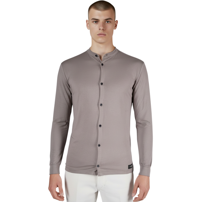 Italienisches, elastisches Herren-Langarmshirt in Fango-Farbe mit modernem Stehkragen und durchgehender Knopfleiste, schmal geschnitten, Frontansicht.