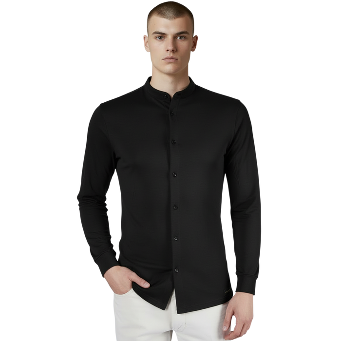 Schwarzes, italienisches Herren-Langarmshirt mit Stehkragen und durchgehender Knopfleiste, elastisches Material, schmale Passform, Frontansicht.