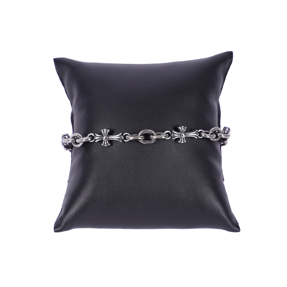 Silberfarbenes Mancino Gliederarmband aus Edelstahl mit kunstvoll integrierten Kreuz-Motiven, stilvoll präsentiert auf einem schwarzen Präsentationskissen vor weißem Hintergrund. Hochwertige italienische Handwerkskunst.