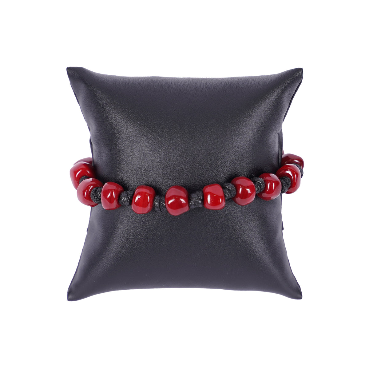 Herrenarmband von Mancino aus schwarzer geflochtener Kordel mit leuchtend roten, unregelmäßig geformten Muranoglas-Perlen auf einem schwarzen Kissen.