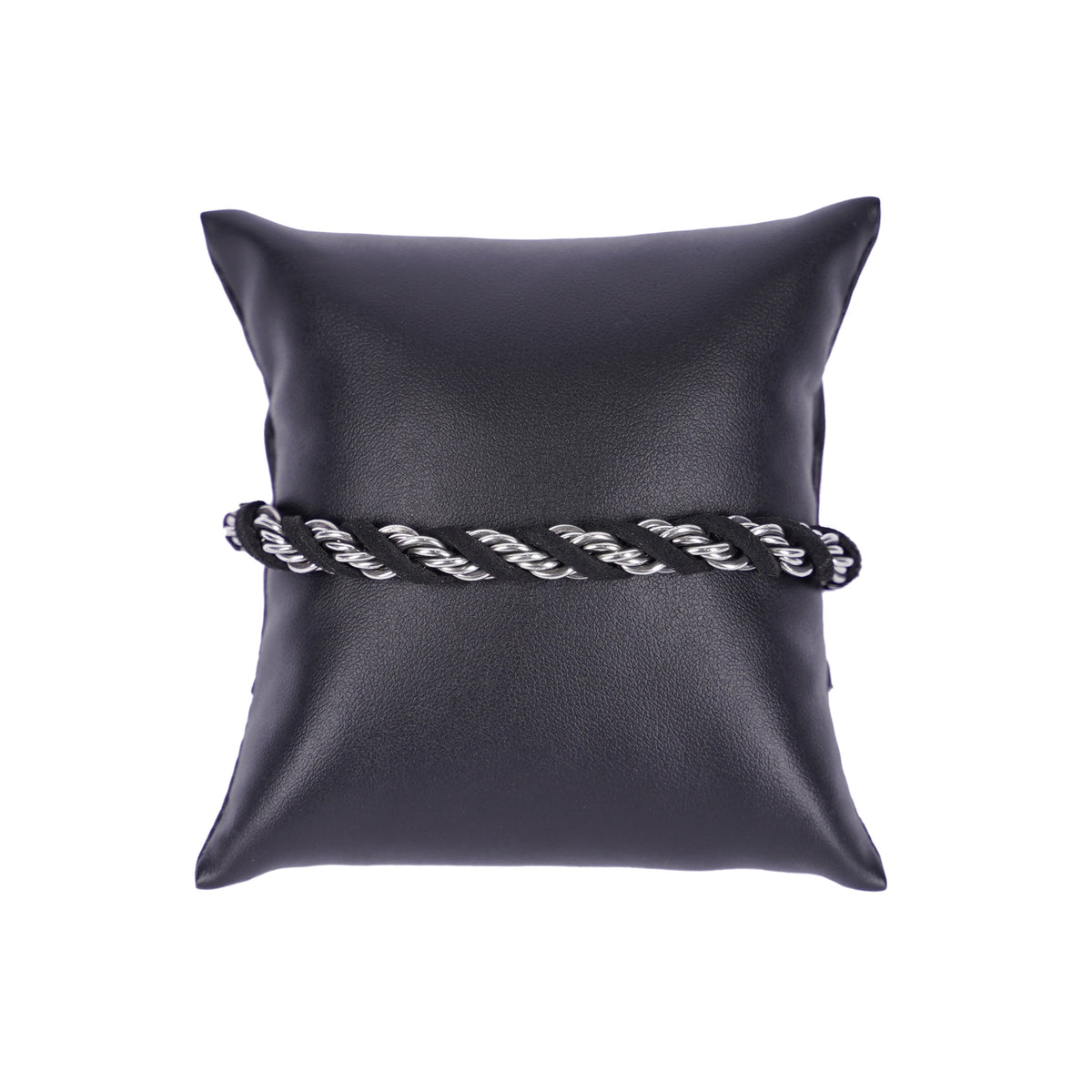Schwarzes Mancino Armband aus echtem Leder mit kunstvoll eingewebten Elementen aus glänzendem Edelstahl, stilvoll präsentiert auf einem schwarzen Präsentationskissen vor weißem Hintergrund. Hochwertige italienische Handwerkskunst.