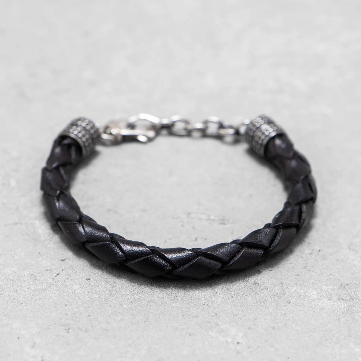 Detailansicht des Mancino Armbands Treccia Pelle in Schwarz. Die dichte, meisterhafte Flechttechnik des toskanischen Echtleders unterstreicht die hochwertige Verarbeitung (Made in Italy).