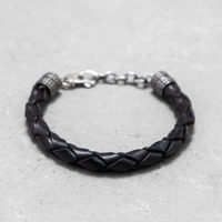 Detailansicht des Mancino Armbands Treccia Pelle in Schwarz. Die dichte, meisterhafte Flechttechnik des toskanischen Echtleders unterstreicht die hochwertige Verarbeitung (Made in Italy).