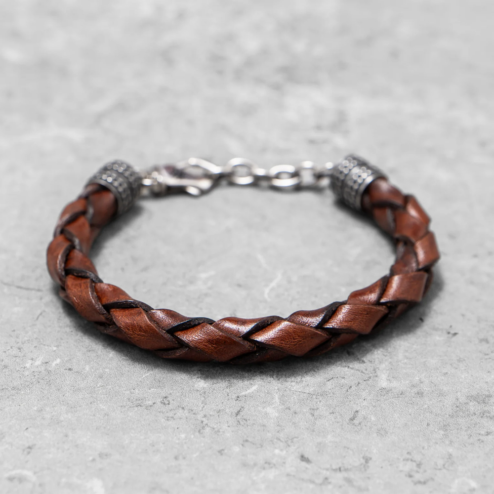 Detailansicht des Mancino Armbands Treccia Pelle in Dunkelbraun. Die dichte, meisterhafte Flechttechnik des toskanischen Echtleders unterstreicht die hochwertige Verarbeitung (Made in Italy).