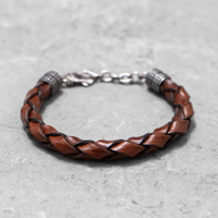 Detailansicht des Mancino Armbands Treccia Pelle in Dunkelbraun. Die dichte, meisterhafte Flechttechnik des toskanischen Echtleders unterstreicht die hochwertige Verarbeitung (Made in Italy).