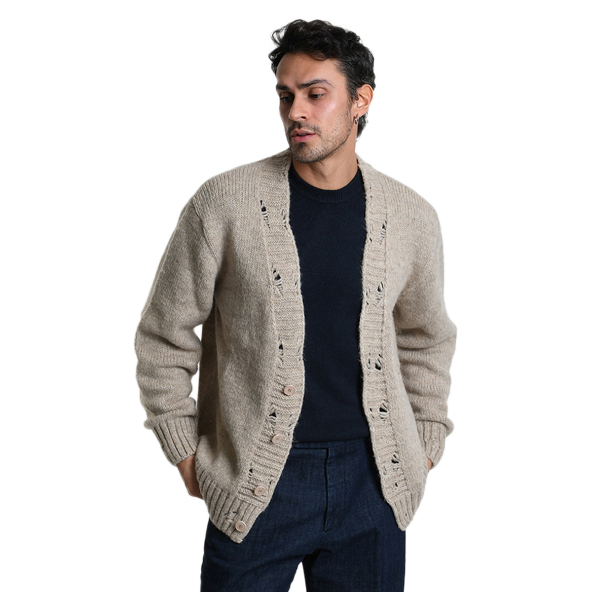 Vorderansicht des beigen Xagon Distressed Knit Cardigans bei Ricci Uomo. Das Model trägt die Strickjacke offen über einem dunkelblauen Shirt. Deutlich sichtbar sind die markanten Destroyed-Details entlang der Knopfleiste.