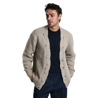 Vorderansicht des beigen Xagon Distressed Knit Cardigans bei Ricci Uomo. Das Model trägt die Strickjacke offen über einem dunkelblauen Shirt. Deutlich sichtbar sind die markanten Destroyed-Details entlang der Knopfleiste.