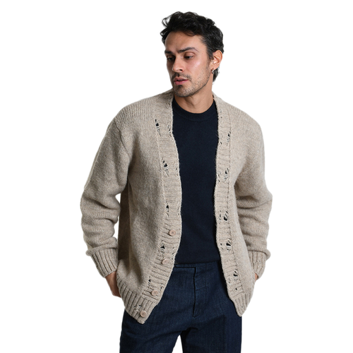 Vorderansicht des beigen Xagon Distressed Knit Cardigans bei Ricci Uomo. Das Model trägt die Strickjacke offen über einem dunkelblauen Shirt. Deutlich sichtbar sind die markanten Destroyed-Details entlang der Knopfleiste.