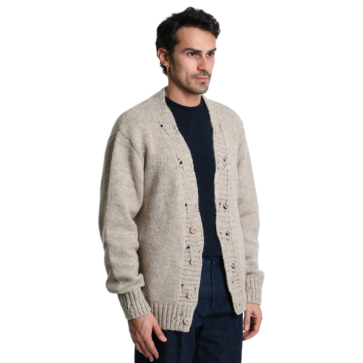 Halbe Profilansicht des Xagon Cardigans in Beige. Die strukturierte Strickoptik, die Ton-in-Ton Knöpfe und die gerippten Bündchen an den Ärmeln unterstreichen das hochwertige, italienische Design.