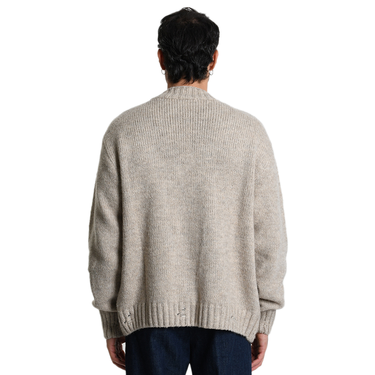Rückansicht des Xagon Strick-Cardigans. Das cleane Design wird durch dezente Destroyed-Effekte am gerippten unteren Saum lässig aufgebrochen.