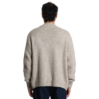 Rückansicht des Xagon Strick-Cardigans. Das cleane Design wird durch dezente Destroyed-Effekte am gerippten unteren Saum lässig aufgebrochen.