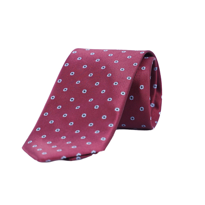 Klassisch geschnittene, elegant gerollte Seidenkrawatte von VP Italian Brand in tiefem Bordeaux-Rot mit einem feinen Muster aus kleinen weiß-blauen Blüten auf weißem Hintergrund.