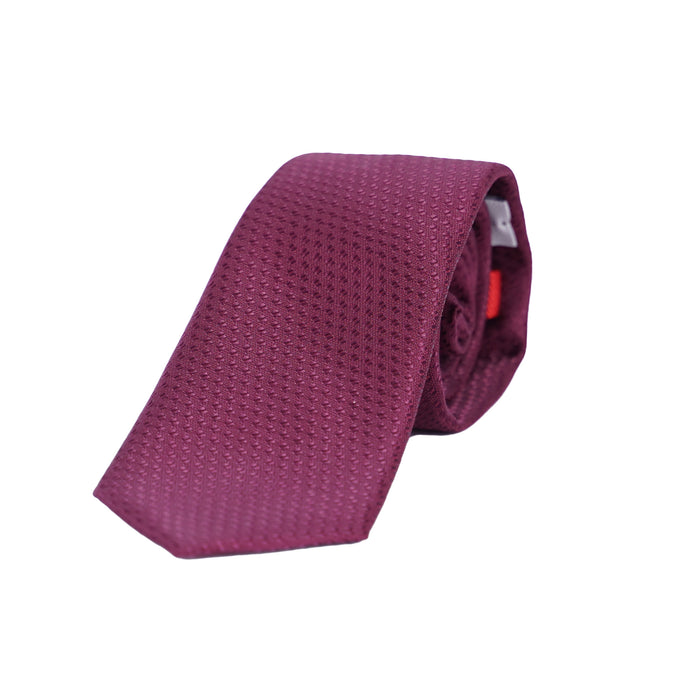 Klassisch geschnittene, elegant gerollte Seidenkrawatte von VP Italian Brand in tiefem Bordeaux-Rot mit feiner Diagonal-Webstruktur auf weißem Hintergrund.