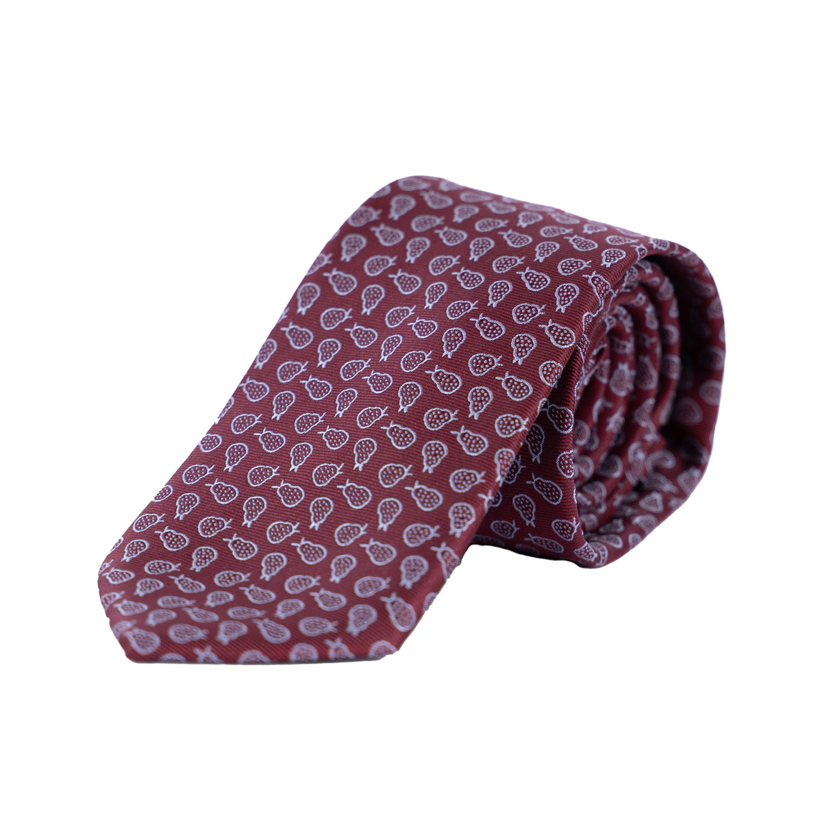 Elegant gerollte Seidenkrawatte in Bordeaux mit weißem Granatapfel-Muster. 100% Seide, Made in Italy, freigestellt auf weißem Hintergrund.