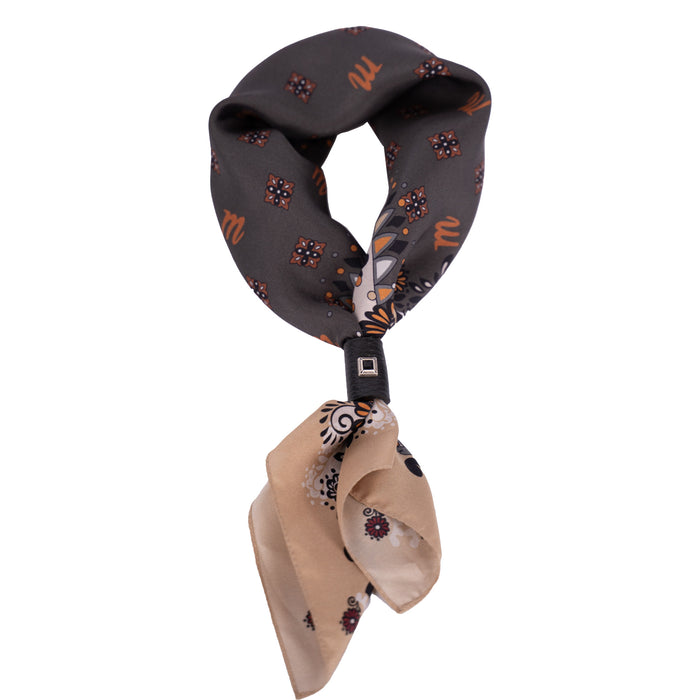 Mancino Seiden-Foulard (51x51 cm) in Dunkelgrau und Sand mit floralem Muster, zusammengehalten von einem schwarzen Leder-Bolo mit Metallniete, freigestellt auf weißem Hintergrund.