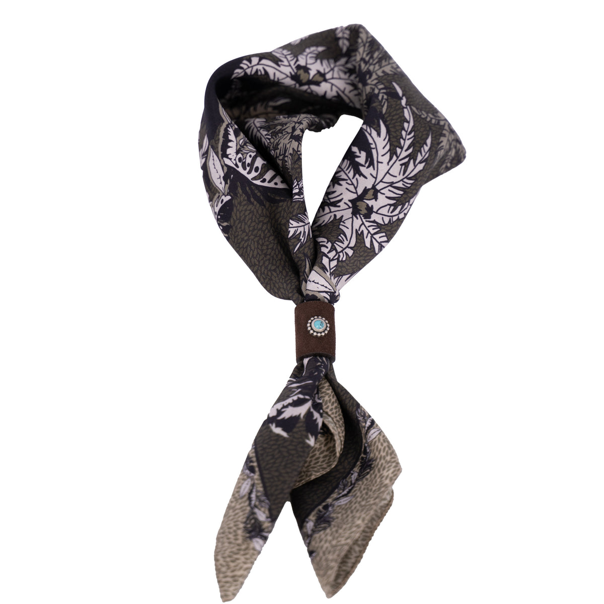 Geknotetes Mancino Seiden-Foulard "Tropical Green" (51x51 cm) mit Palmenmuster, fixiert durch ein braunes Leder-Bolo mit türkisfarbenem Naturstein, freigestellt auf weißem Hintergrund.