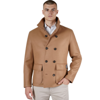Vorderansicht einer beigen italienischen Herrenjacke mit Stehkragen und Knopfleiste, regulär geschnitten, als sakkoähnliche Übergangsjacke getragen.