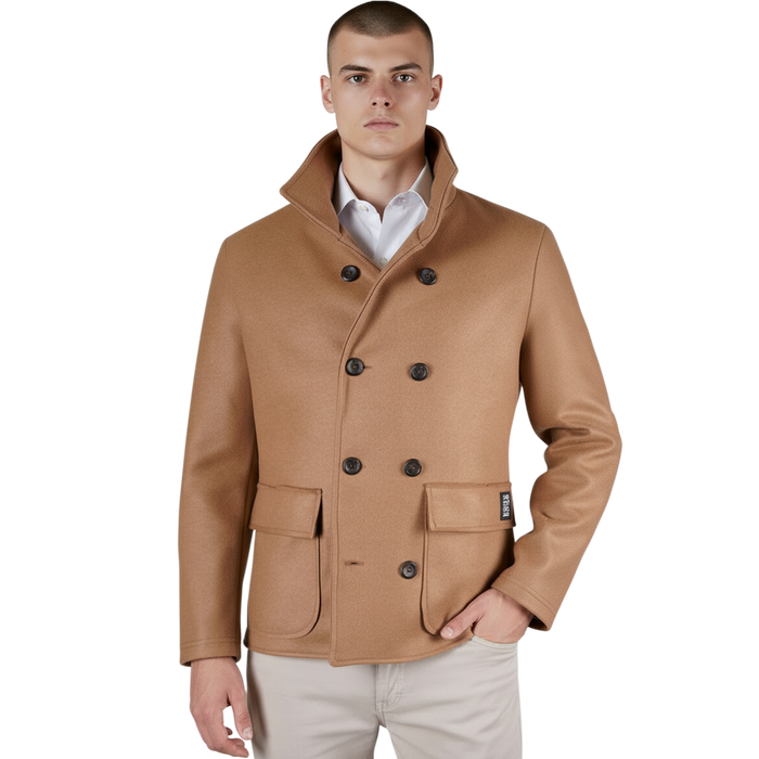 Vorderansicht einer beigen italienischen Herrenjacke mit Stehkragen und Knopfleiste, regulär geschnitten, als sakkoähnliche Übergangsjacke getragen.