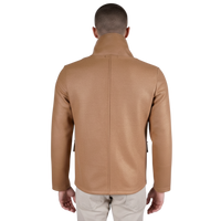 Rückansicht einer beigen italienischen Herrenjacke mit Stehkragen, regulärer Passform und klarer, eleganter Linienführung.