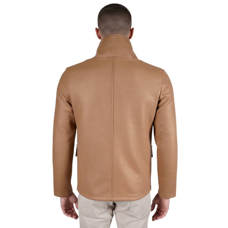 Rückansicht einer beigen italienischen Herrenjacke mit Stehkragen, regulärer Passform und klarer, eleganter Linienführung.