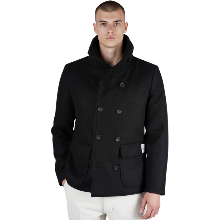 Vorderansicht einer schwarzen italienischen Herrenjacke mit Stehkragen und Knopfleiste, regulär geschnitten, als sakkoähnliche Übergangsjacke getragen.