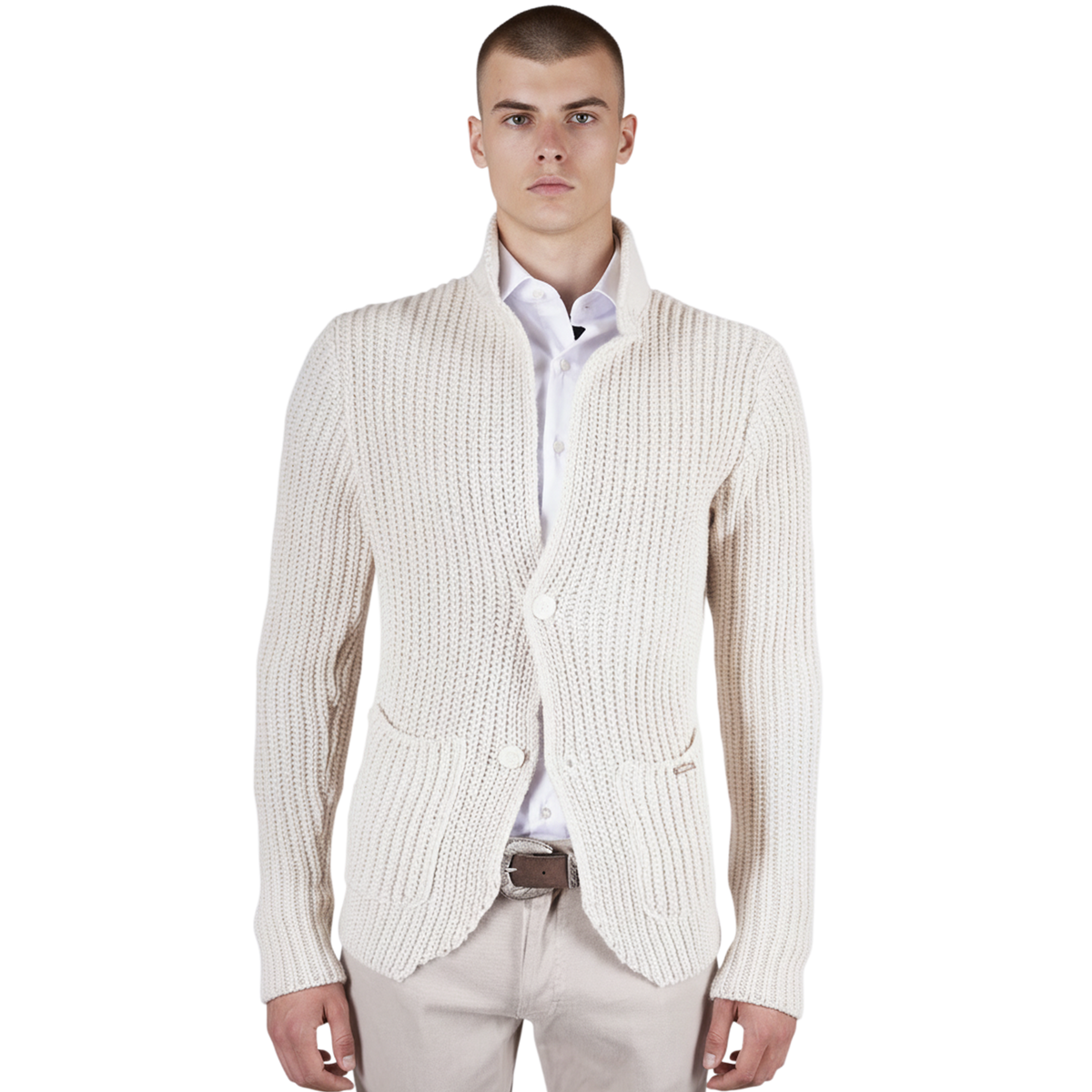 Heller italienischer Herren-Cardigan aus strukturierter Strickware mit Reverskragen, Knopfleiste und aufgesetzten Taschen, Frontansicht.