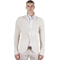 Heller italienischer Herren-Cardigan aus strukturierter Strickware mit Reverskragen, Knopfleiste und aufgesetzten Taschen, Frontansicht.
