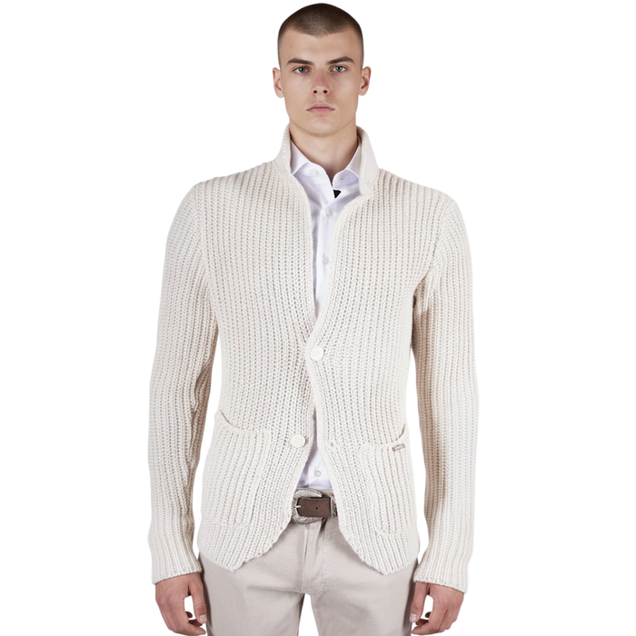 Heller italienischer Herren-Cardigan aus strukturierter Strickware mit Reverskragen, Knopfleiste und aufgesetzten Taschen, Frontansicht.