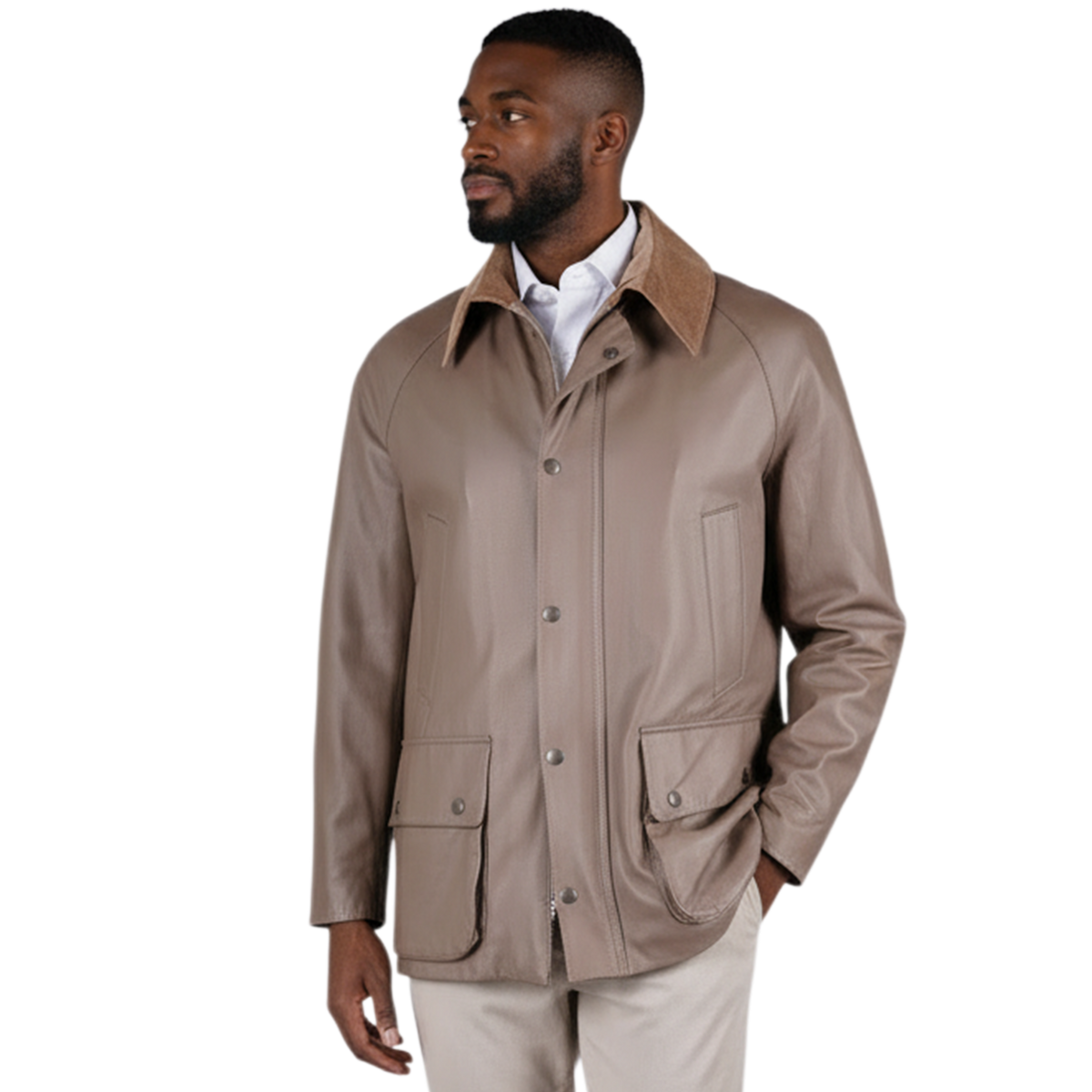 Modell trägt italienische Jacke in Tortora mit Kontrastkragen, Druckknopfleiste, Pattentaschen und moderner Passform.