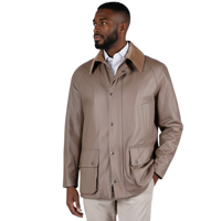 Modell trägt italienische Jacke in Tortora mit Kontrastkragen, Druckknopfleiste, Pattentaschen und moderner Passform.