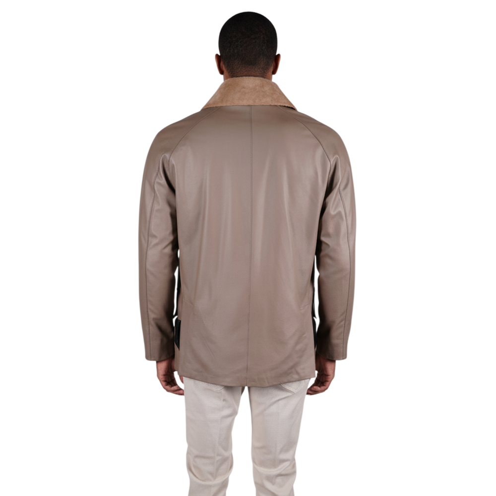 Rückansicht der italienischen Jacke in Tortora mit Kontrastkragen, klarer Linienführung und gerader Silhouette.