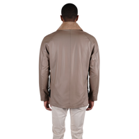 Rückansicht der italienischen Jacke in Tortora mit Kontrastkragen, klarer Linienführung und gerader Silhouette.