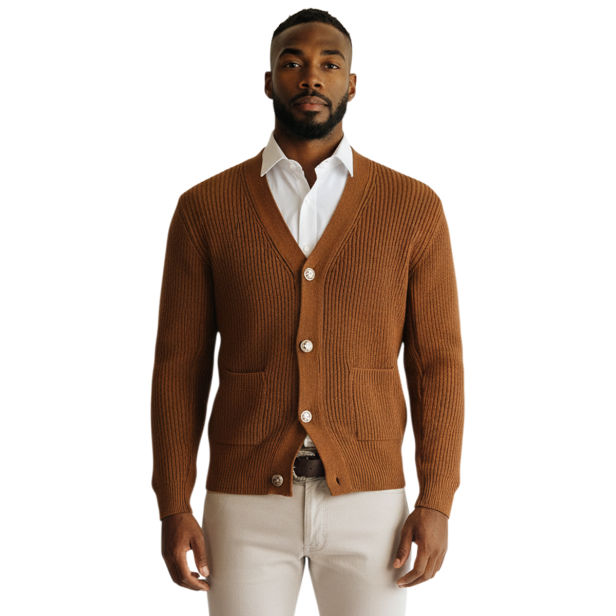 Brauner italienischer Herren-Cardigan aus Rippstrick mit V-Ausschnitt, Knopfleiste und aufgesetzten Taschen – Frontansicht