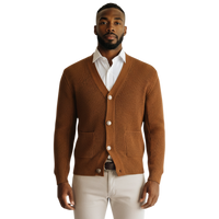Brauner italienischer Herren-Cardigan aus Rippstrick mit V-Ausschnitt, Knopfleiste und aufgesetzten Taschen – Frontansicht