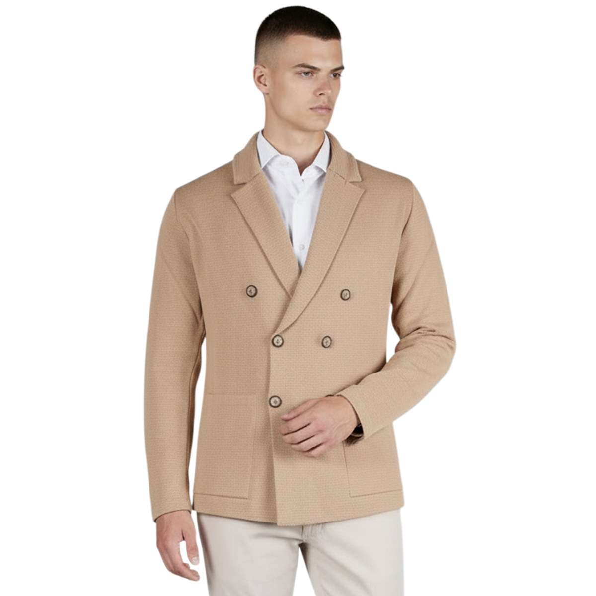 Italienischer zweireihiger Herren-Cardigan in Camel mit Reverskragen, aufgesetzten Taschen und feiner Strickstruktur – Frontansicht.
