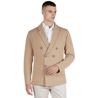 Italienischer zweireihiger Herren-Cardigan in Camel mit Reverskragen, aufgesetzten Taschen und feiner Strickstruktur – Frontansicht.