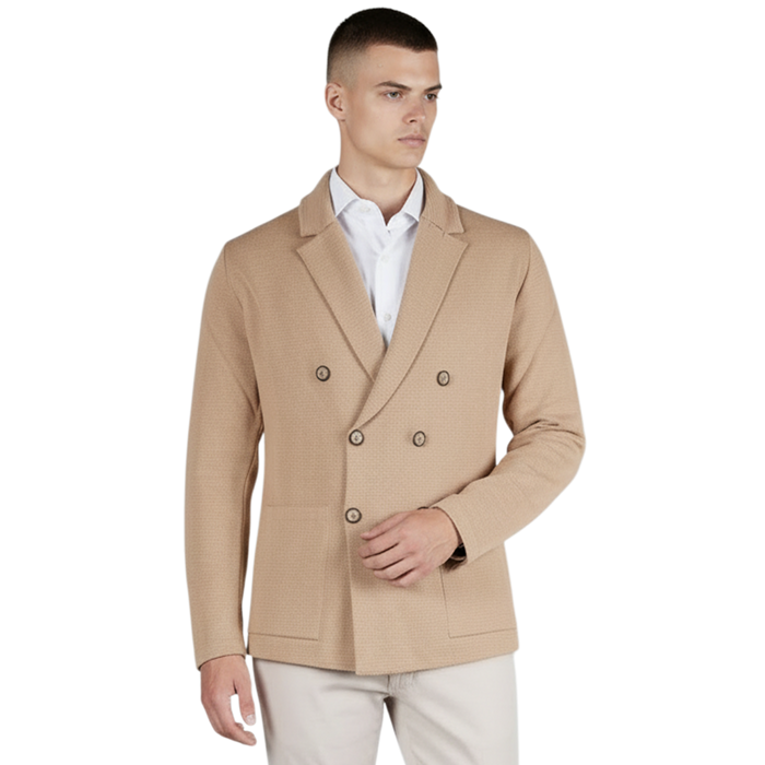 Italienischer zweireihiger Herren-Cardigan in Camel mit Reverskragen, aufgesetzten Taschen und feiner Strickstruktur – Frontansicht.