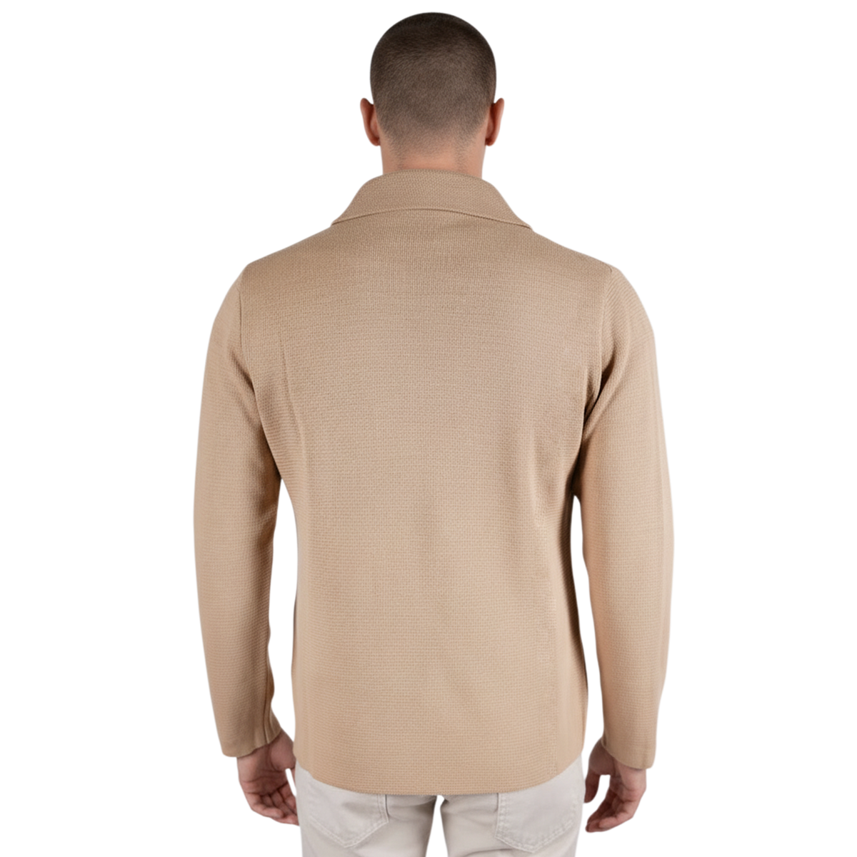 Italienischer zweireihiger Herren-Cardigan in Camel mit klarer Linienführung und feiner Strickstruktur – Rückansicht.