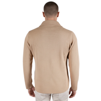 Italienischer zweireihiger Herren-Cardigan in Camel mit klarer Linienführung und feiner Strickstruktur – Rückansicht.