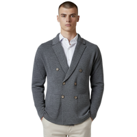 Mittelgrauer italienischer Herren-Cardigan im Zweireiher-Stil aus feinem Strick, Frontansicht mit Reverskragen und aufgesetzten Taschen.