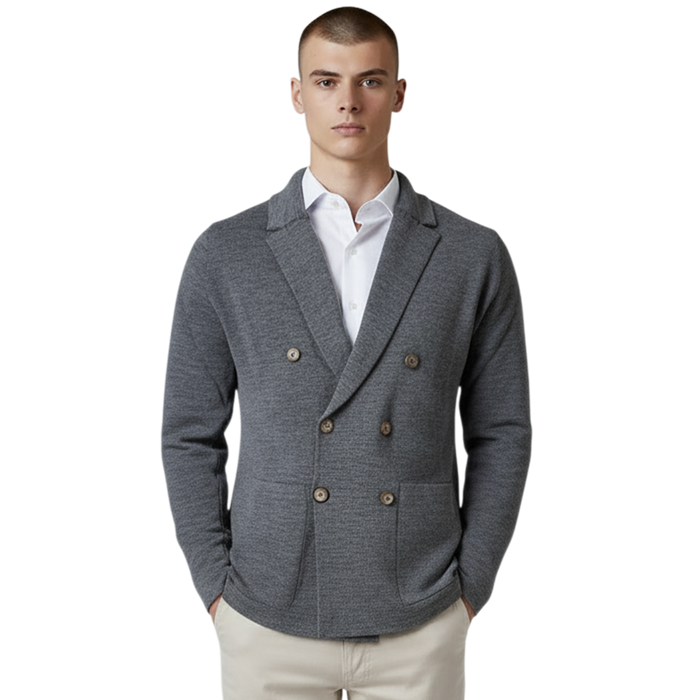 Mittelgrauer italienischer Herren-Cardigan im Zweireiher-Stil aus feinem Strick, Frontansicht mit Reverskragen und aufgesetzten Taschen.