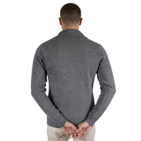 Mittelgrauer italienischer Herren-Cardigan im Zweireiher-Stil aus feinem Strick, Rückansicht mit klarer Linienführung.