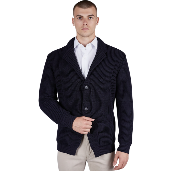 Dunkelblauer italienischer Herren-Cardigan in regulärer Passform mit Reverskragen, Knopfleiste und aufgesetzten Taschen, Frontansicht.
