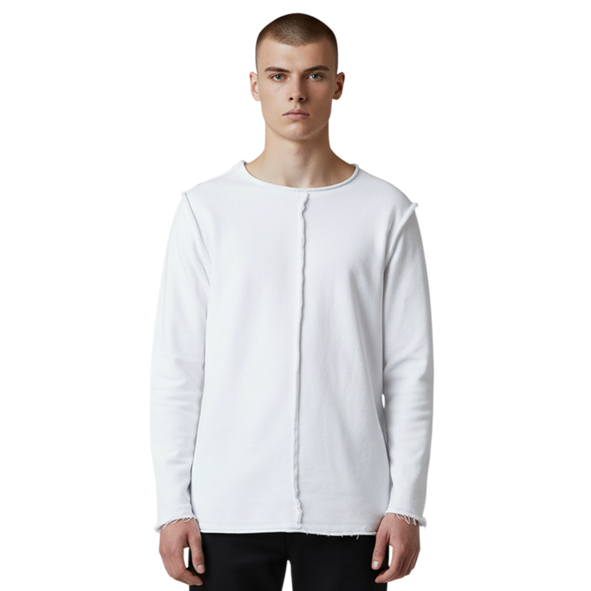 Frontale Detailansicht des weißen Langarmshirts Alejandro am Model. Fokus auf die nach außen gekehrte Mittelnaht und die weiche Stoffstruktur.