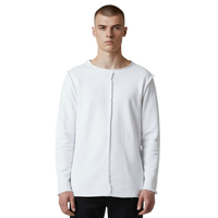Frontale Detailansicht des weißen Langarmshirts Alejandro am Model. Fokus auf die nach außen gekehrte Mittelnaht und die weiche Stoffstruktur.