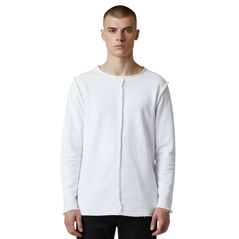 Frontale Detailansicht des weißen Langarmshirts Alejandro am Model. Fokus auf die nach außen gekehrte Mittelnaht und die weiche Stoffstruktur.